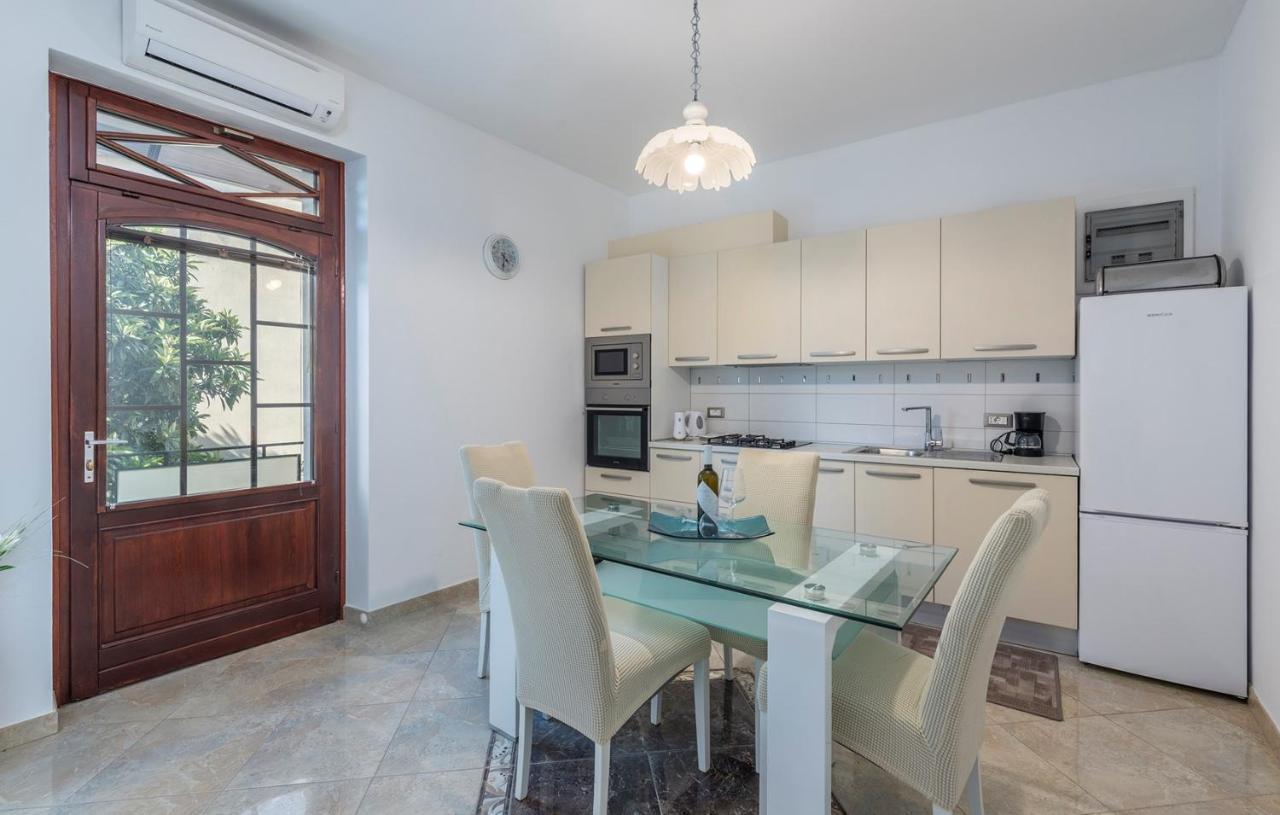 Apartment Lazzarich With Terrace Πόρετς Εξωτερικό φωτογραφία