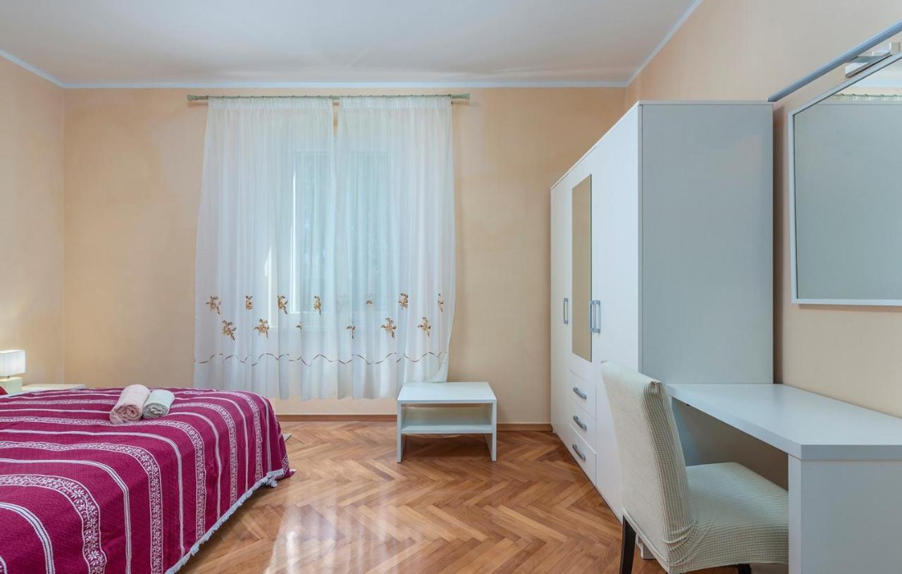 Apartment Lazzarich With Terrace Πόρετς Εξωτερικό φωτογραφία