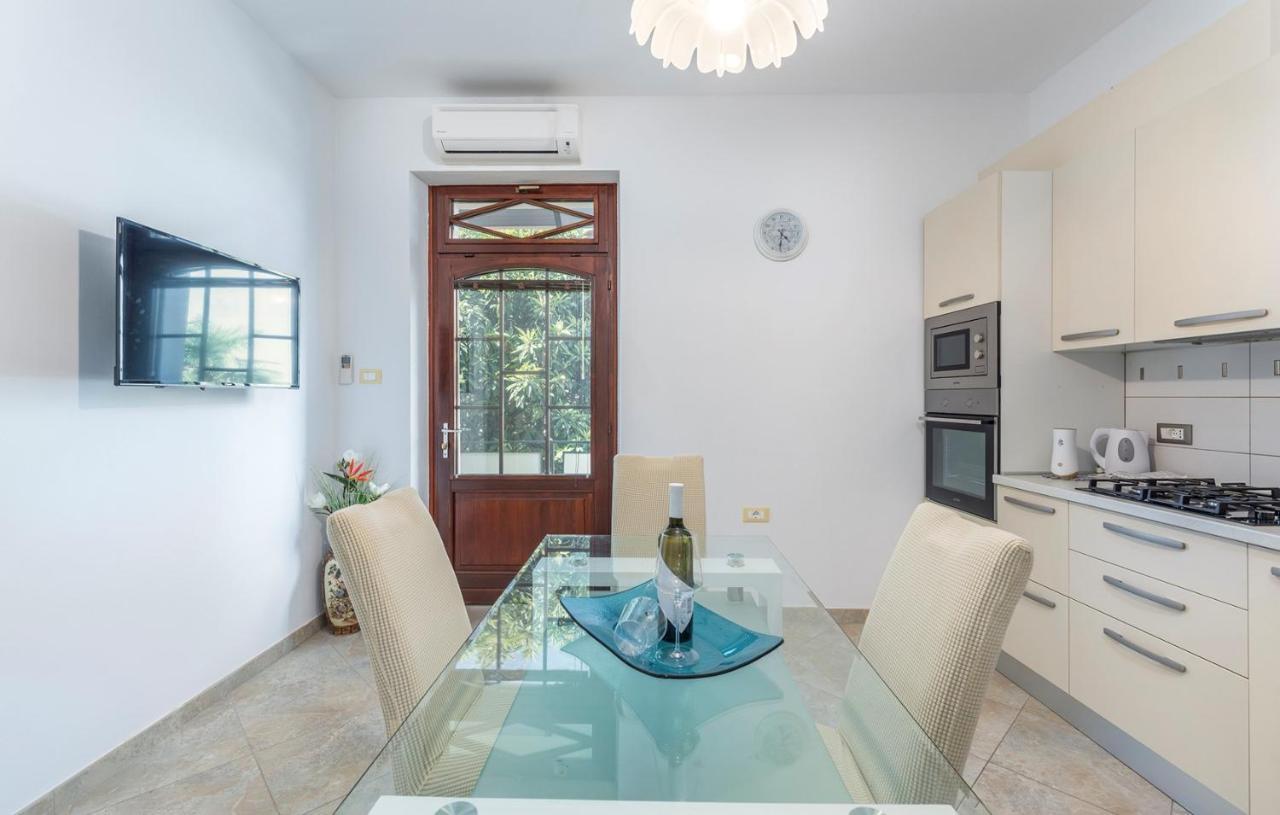 Apartment Lazzarich With Terrace Πόρετς Εξωτερικό φωτογραφία